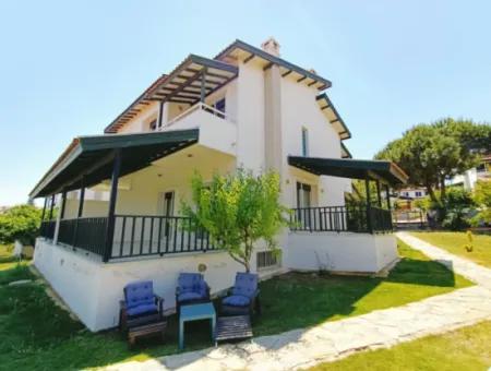 Çeşme Boyalık Plajına Yakın Ortak Havuzlu Aylık Kiralık Villa