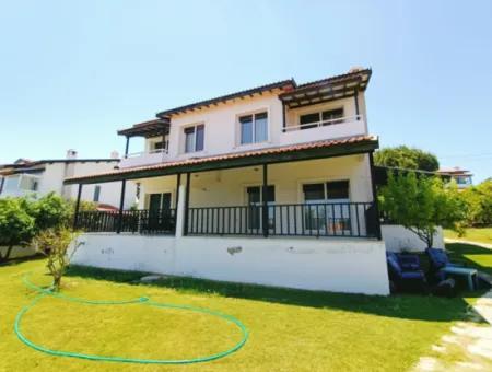 Çeşme Boyalık Plajına Yakın Ortak Havuzlu Aylık Kiralık Villa