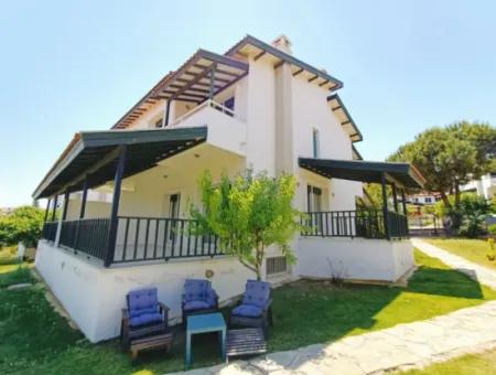 Çeşme Boyalık Plajına Yakın Ortak Havuzlu Aylık Kiralık Villa