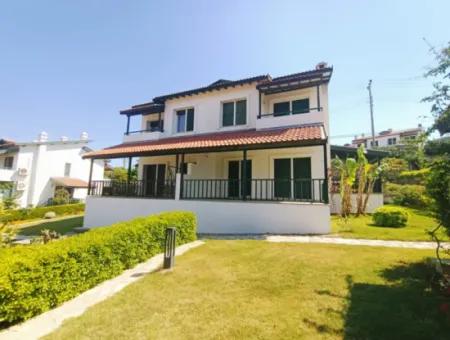 Çeşme Boyalık Plajına Yakın Ortak Havuzlu Aylık Kiralık Villa