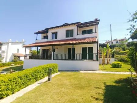 Çeşme Boyalık Plajına Yakın Ortak Havuzlu Aylık Kiralık Villa