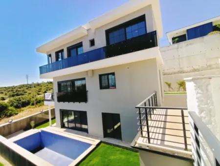 Çeşme Boyalık Üst Yamaçlarında Satılık Müstakil Triplex Villa
