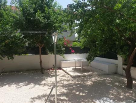 Alaçatı Çamlık Yolda Aylık Kiralık Müstakil Havuzlu 4+1  Villa