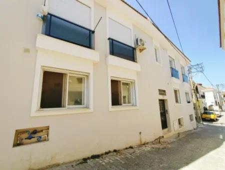 Çeşme Merkezde Çarşıya Yakın 2+1 Zemin Kat Teraslı Daire