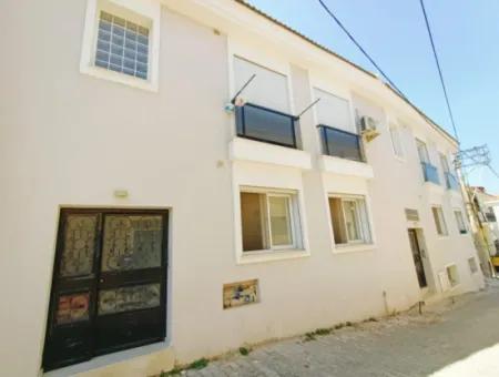 Çeşme Merkezde Çarşıya Yakın 2+1 Zemin Kat Teraslı Daire