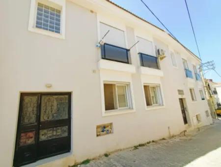 Çeşme Merkezde Çarşıya Yakın 2+1 Zemin Kat Teraslı Daire