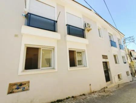 Çeşme Merkezde Çarşıya Yakın 2+1 Zemin Kat Teraslı Daire