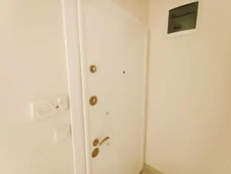 Çeşme Merkezde Çarşıya Yakın 2+1 Zemin Kat Teraslı Daire