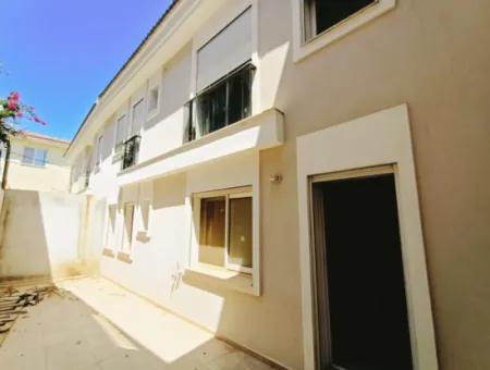 Çeşme Merkezde Çarşıya Yakın 2+1 Zemin Kat Teraslı Daire