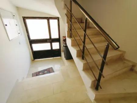Çeşme Merkezde Çarşıya Yakın 2+1 Zemin Kat Teraslı Daire