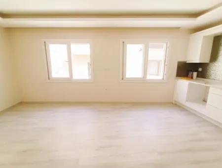 Çeşme Merkezde Çarşıya Yakın 2+1 Zemin Kat Teraslı Daire