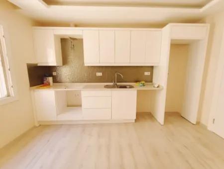 Çeşme Merkezde Çarşıya Yakın 2+1 Zemin Kat Teraslı Daire