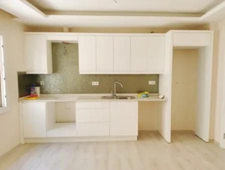 Çeşme Merkezde Çarşıya Yakın 2+1 Zemin Kat Teraslı Daire