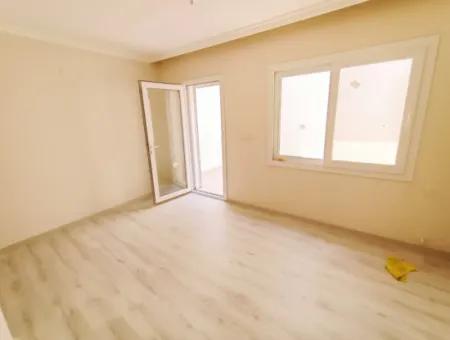 Çeşme Merkezde Çarşıya Yakın 2+1 Zemin Kat Teraslı Daire