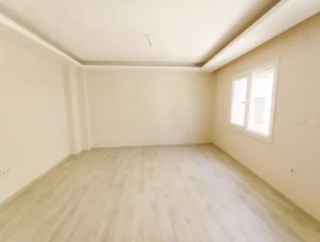 Çeşme Merkezde Çarşıya Yakın 2+1 Zemin Kat Teraslı Daire