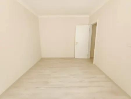 Çeşme Merkezde Çarşıya Yakın 2+1 Zemin Kat Teraslı Daire