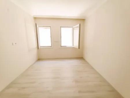 Çeşme Merkezde Çarşıya Yakın 2+1 Zemin Kat Teraslı Daire