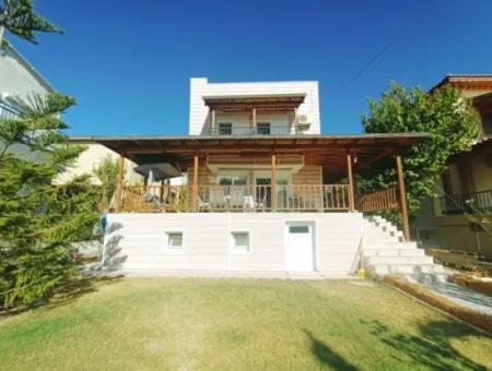 Çeşme'de Deniz Görür Satılık 3+1 Tam Müstakil Villa