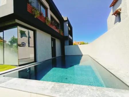 Çeşme Alaçatı'da Satılık Tek Müstakil Havuzlu Sıfır Villa