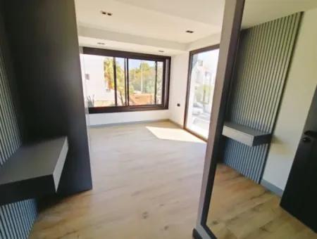 Çeşme Alaçatı'da Satılık Tek Müstakil Havuzlu Sıfır Villa