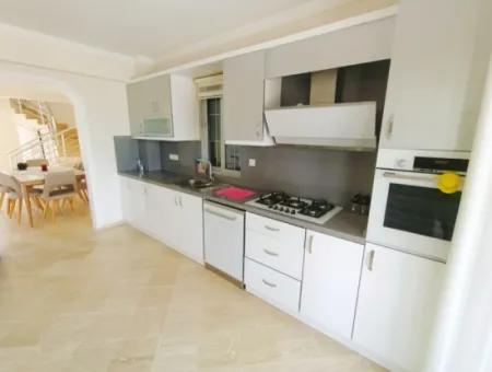 Çeşme Mamurbaba'da Yıllık Kiralık 4+1 Müstakil Havuzlu Villa