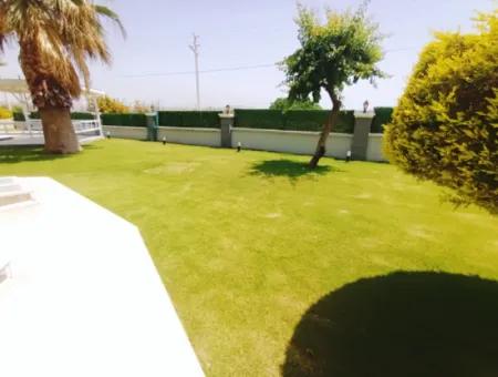 Çeşme Mamurbaba'da Yıllık Kiralık 4+1 Müstakil Havuzlu Villa