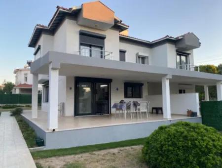 Çeşme Boyalık Denize Yürüme Mesafesinde Tadilatlı Sezonluk Villa