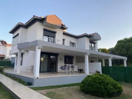 Çeşme Boyalık Denize Yürüme Mesafesinde Tadilatlı Sezonluk Villa
