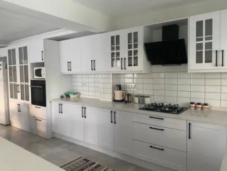Çeşme Boyalık Denize Yürüme Mesafesinde Tadilatlı Sezonluk Villa