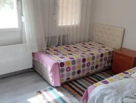 Çeşme Boyalık Denize Yürüme Mesafesinde Tadilatlı Sezonluk Villa