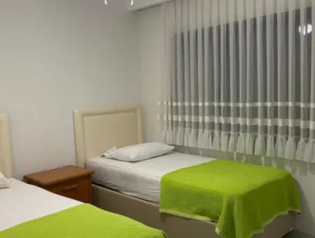 Çeşme Boyalık Denize Yürüme Mesafesinde Tadilatlı Sezonluk Villa
