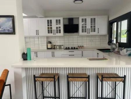 Çeşme Boyalık Denize Yürüme Mesafesinde Tadilatlı Sezonluk Villa