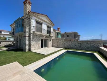 Çeşme Alaçatı'da Satılık Sıfır Havuzlu Taş Villa