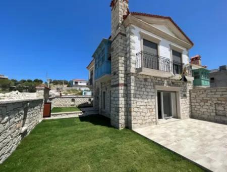 Çeşme Alaçatı'da Satılık Sıfır Havuzlu Taş Villa