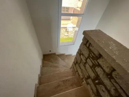 Çeşme Alaçatı'da Satılık Sıfır Havuzlu Taş Villa