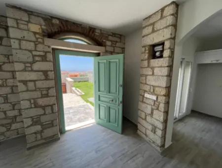 Çeşme Alaçatı'da Satılık Sıfır Havuzlu Taş Villa