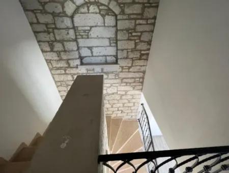 Çeşme Alaçatı'da Satılık Sıfır Havuzlu Taş Villa