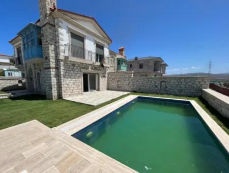 Çeşme Alaçatı'da Satılık Sıfır Havuzlu Taş Villa