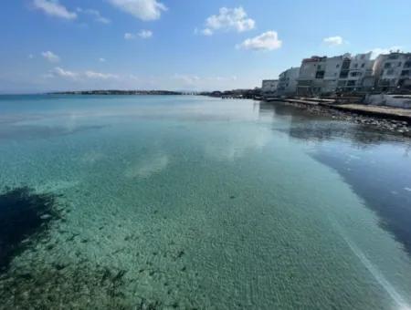 Çeşme Boyalık'ta Denize Sıfır Sezonluk Kiralık Zemin Kat Daire