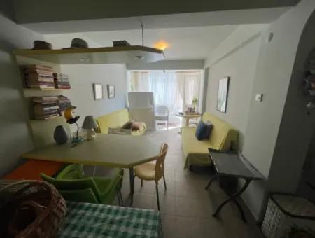 Çeşme Boyalık'ta Denize Sıfır Sezonluk Kiralık Zemin Kat Daire