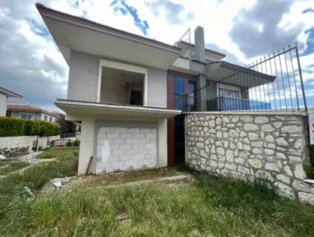 Çeşme Şifne'de Denize 200 M. Mesafede 3+1 Satılık Natamam Villa