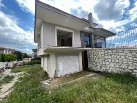 Çeşme Şifne'de Denize 200 M. Mesafede 3+1 Satılık Natamam Villa