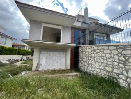 Çeşme Şifne'de Denize 200 M. Mesafede 3+1 Satılık Natamam Villa