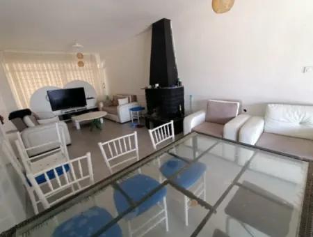 Çeşme Paşalimanı'nda Sezonluk Kiralık Ortak Havuzlu Villa