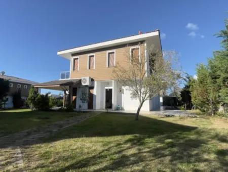 Çeşme Yalı Mah.de Bahçeli Site İçerisinde Satılık 3+1 Villa