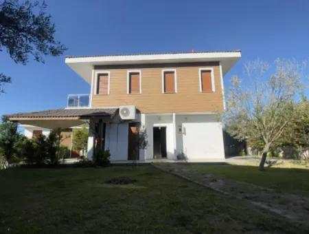 Çeşme Yalı Mah.de Bahçeli Site İçerisinde Satılık 3+1 Villa