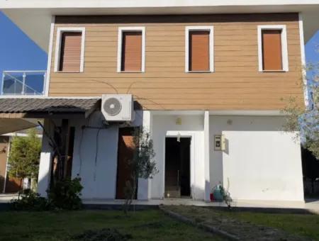 Çeşme Yalı Mah.de Bahçeli Site İçerisinde Satılık 3+1 Villa