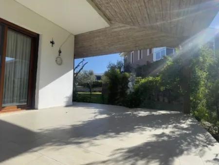Çeşme Yalı Mah.de Bahçeli Site İçerisinde Satılık 3+1 Villa