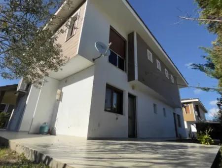 Çeşme Yalı Mah.de Bahçeli Site İçerisinde Satılık 3+1 Villa