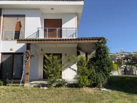 Çeşme Yalı Mah.de Bahçeli Site İçerisinde Satılık 3+1 Villa